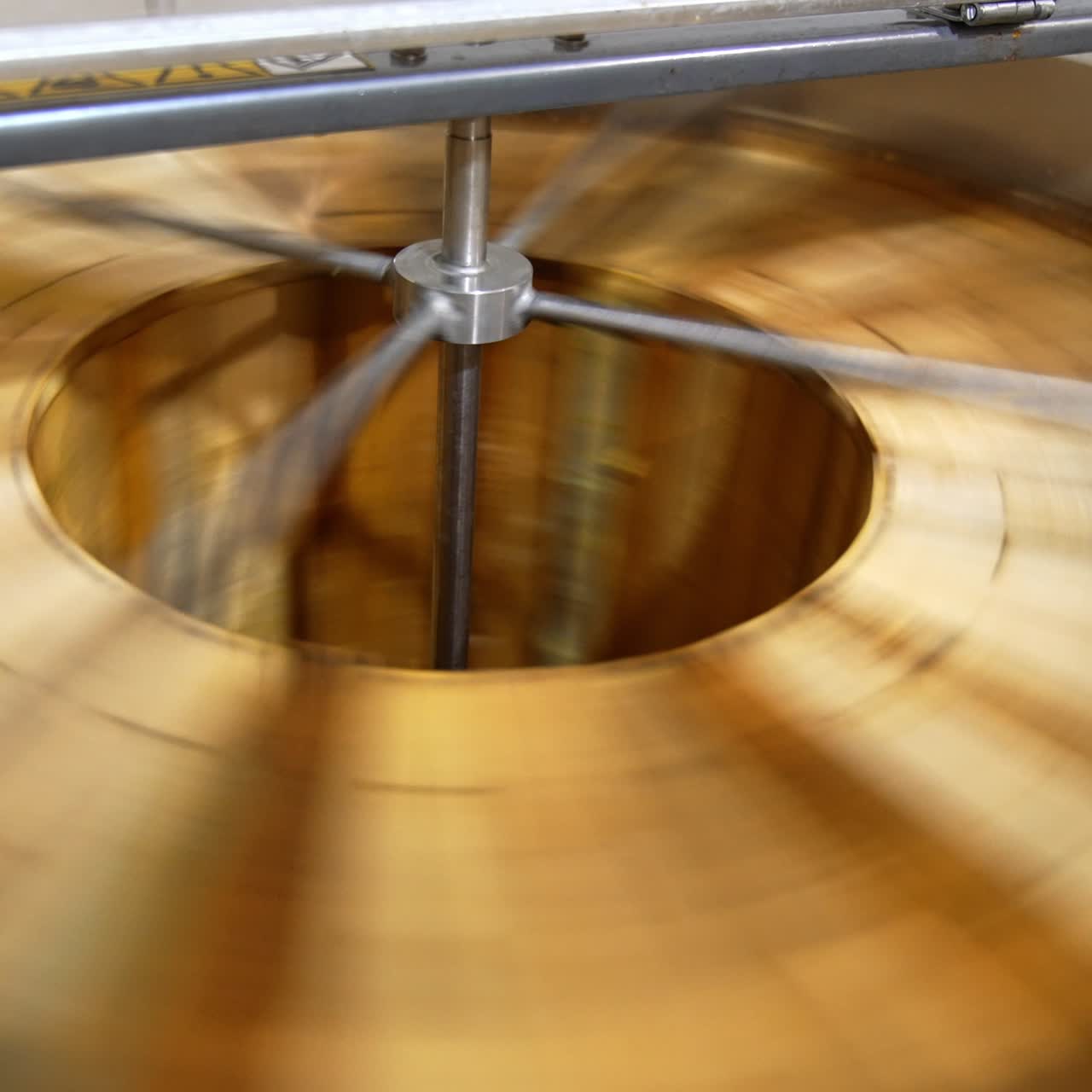 Rotazione rapida dei telaini di miele all'interno della centrifuga. I telaini in legno con i favi ruotano per eliminare il miele liquido. Vista dall'alto