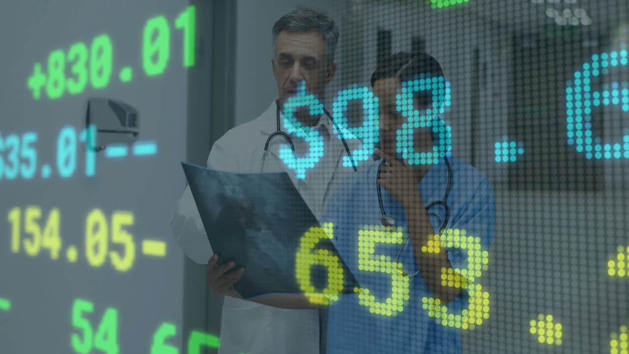 Médico inclinando filme de raio-X em direção à enfermeira, gerando métricas de dados animadas para diagnóstico.