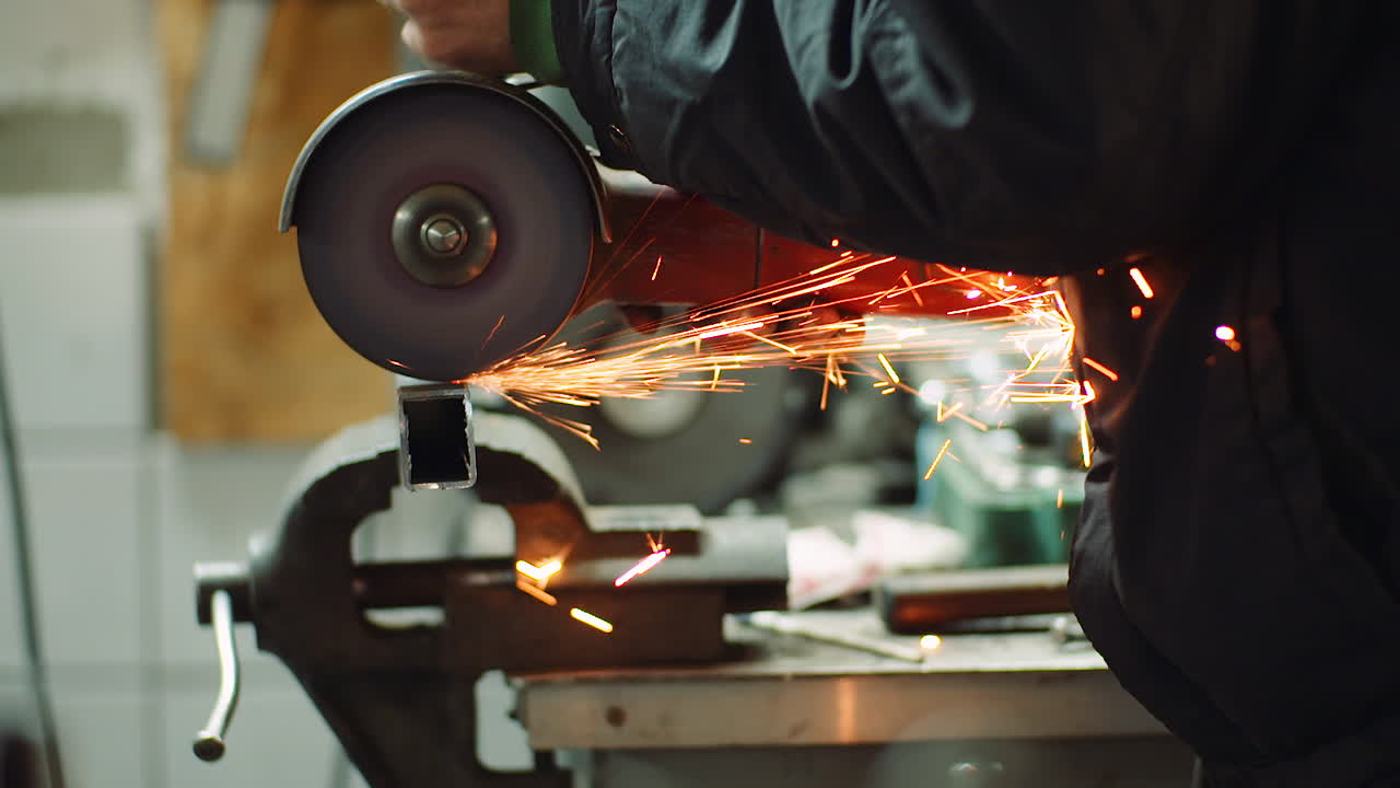 작업장에서 금속을 절단하는 앵글 그라인더 10