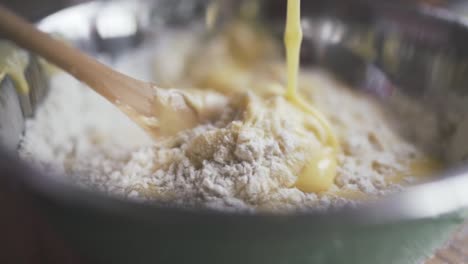 mirada cercana de mezclar leche condensada con harina en un tazón