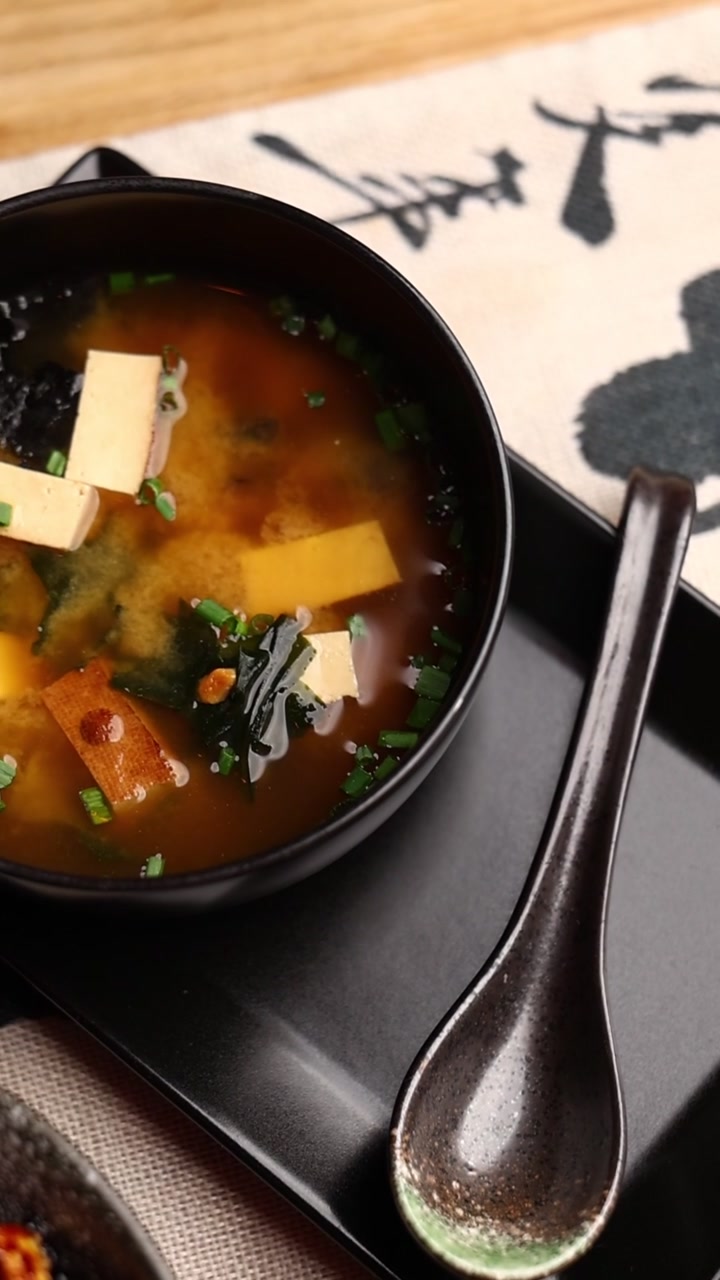 Ciotola di zuppa di miso tradizionale giapponese con tofu e alghe