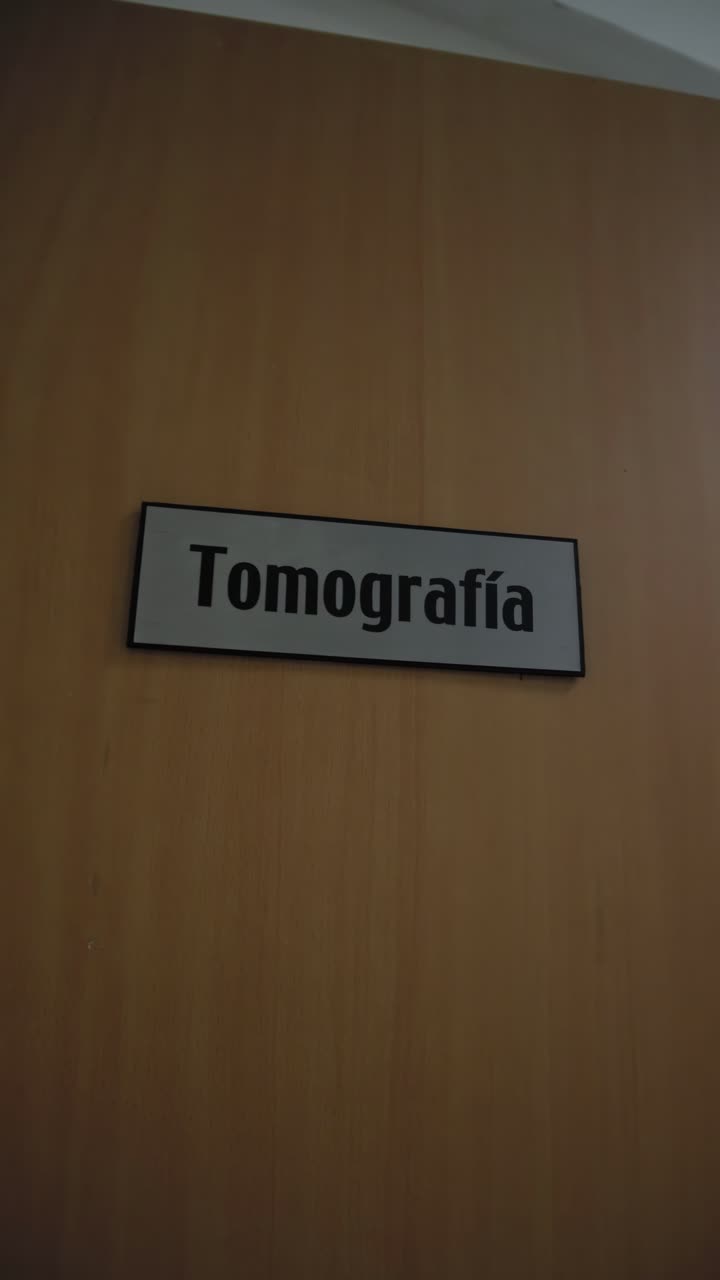 Primo piano di una porta nell'area "Tomografia" di una clinica