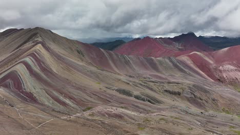 Luftdrohnenansicht-Des-Rainbow-Mountain,-Vinicunca,-Region-Cusco,-Peru