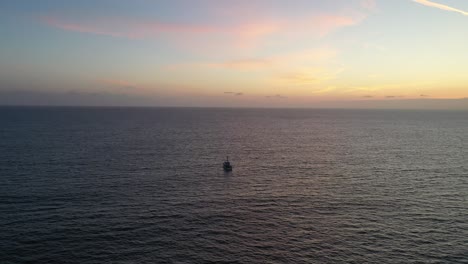 Barco-Navegando-Por-El-Océano-En-Calma-Al-Atardecer
