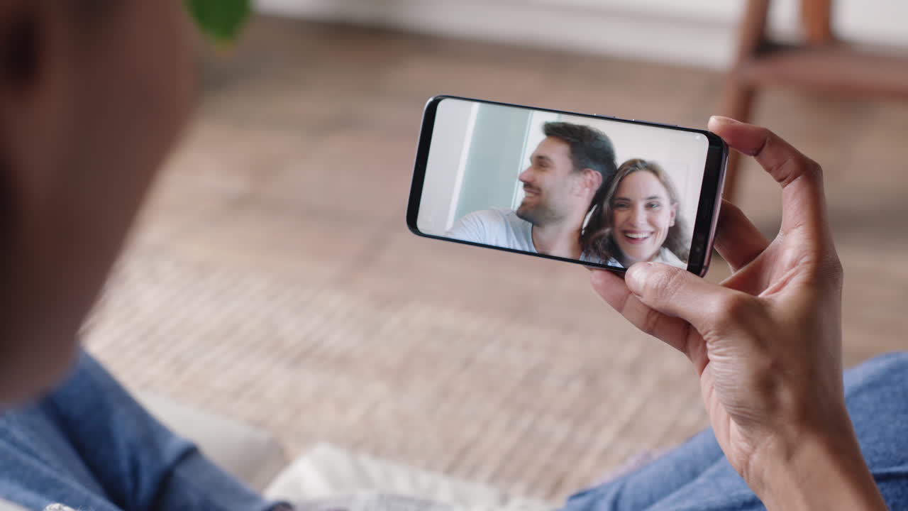 mujer joven teniendo video chat usando teléfono inteligente en casa hablando con amigos mostrando el apartamento disfrutando de la conversación compartiendo estilo de vida en el teléfono móvil