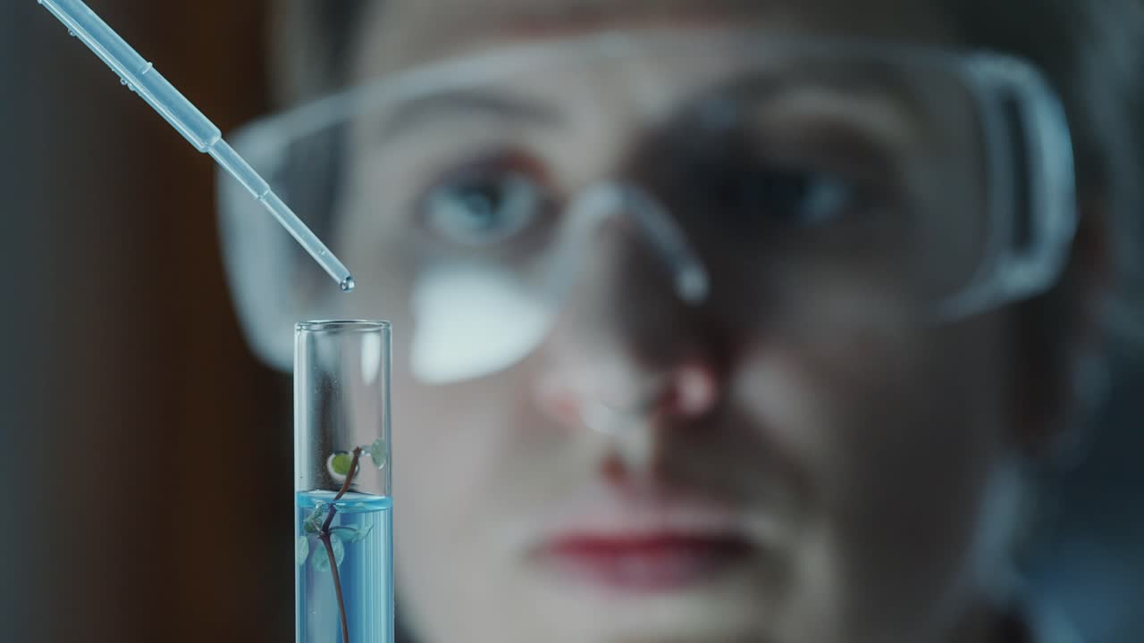 científico realizando un experimento de laboratorio