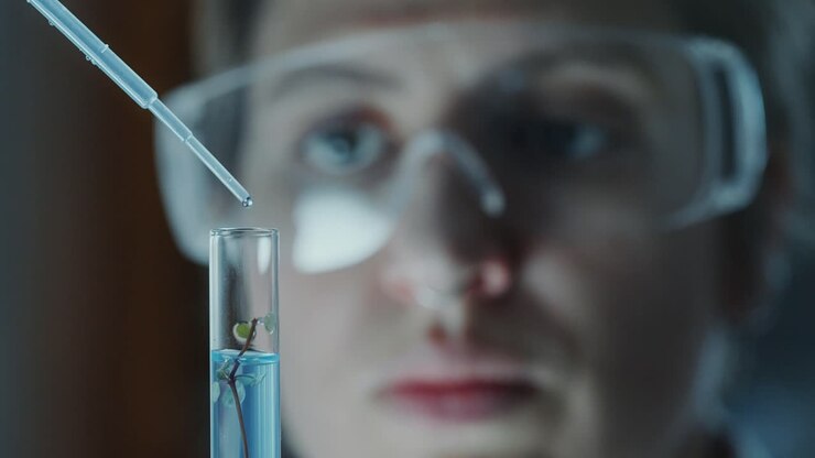 Cientista realizando um experimento em laboratório