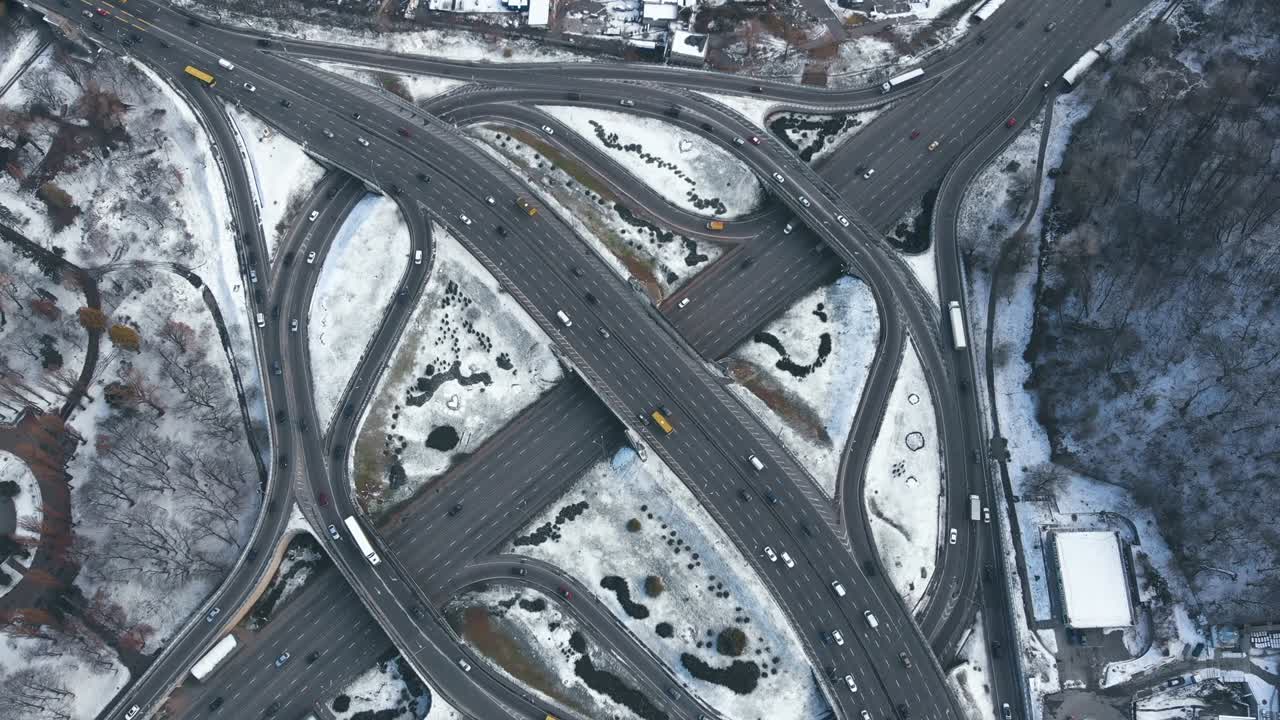 우크라이나 키예프의 교통량이 많은 도로 교차로