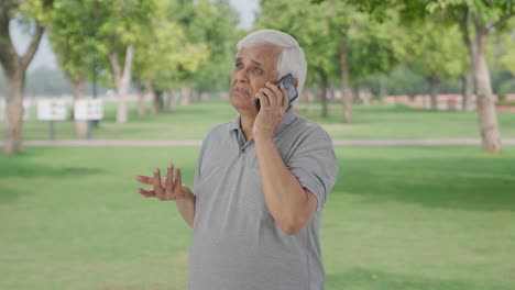 Anciano-Indio-Hablando-De-Guardia-En-El-Parque