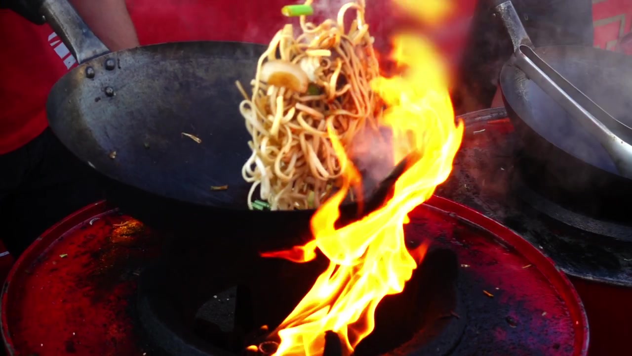 Cucina asiatica. Cottura in padella wok. Movimento lento