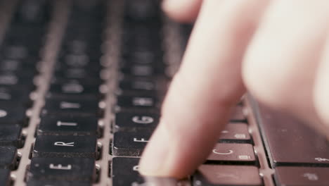 dolly en detalle de los dedos escribiendo, presionando los botones del teclado inalámbrico moderno
