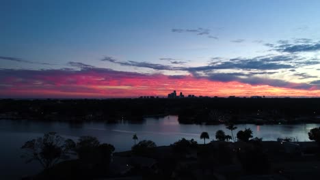 video aéreo de 4k de la puesta de sol sobre el horizonte de san petersburgo, florida