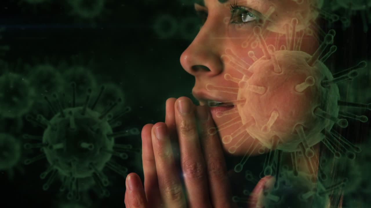 las células de covid-19 se mueven contra la mujer que reza.