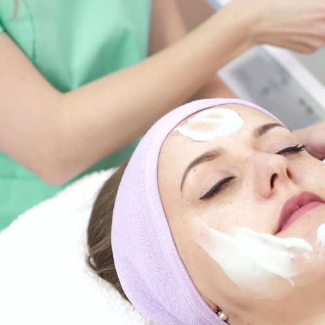 una mujer recibiendo un masaje en el spa.