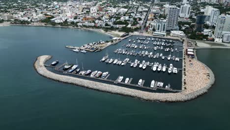 Luftdrohne-Fliegt-über-Santa-Marta,-Kolumbien,-Karibik,-Stadtküste,-Reiseziel