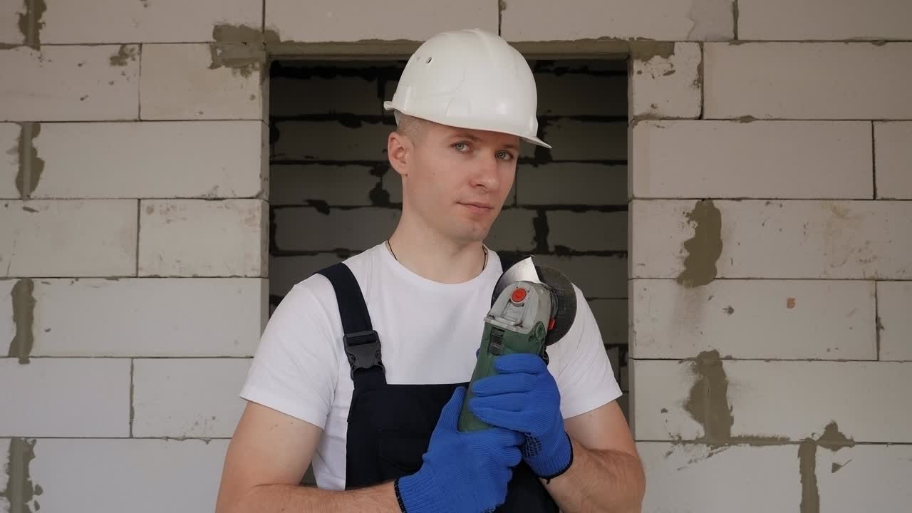 retrato de un trabajador de la construcción con una sierra circular en el sitio de construcción.