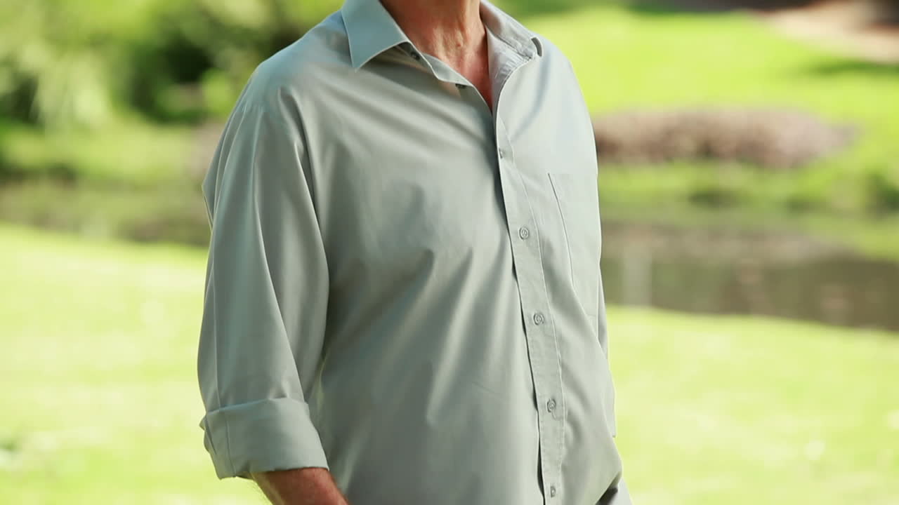 지이 를 사용 하는 동안 서 있는 평화로운 사람