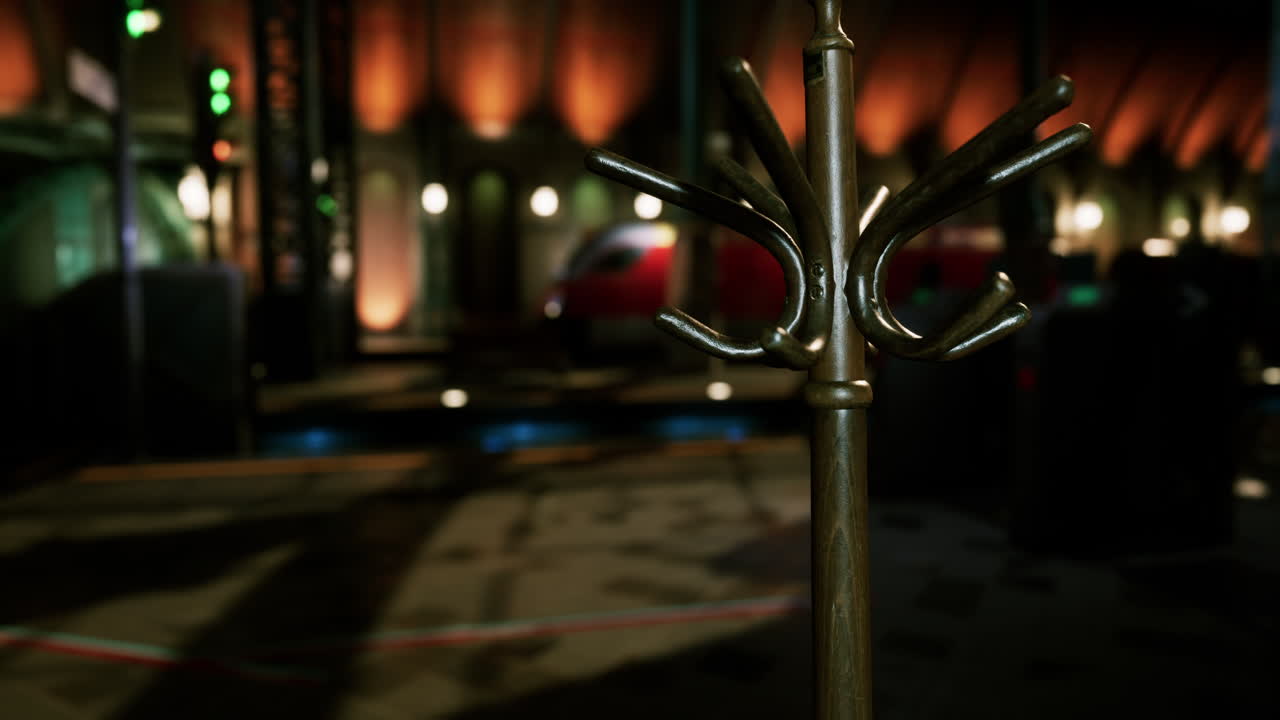 어두운 기차역 의 나무 코트 랙