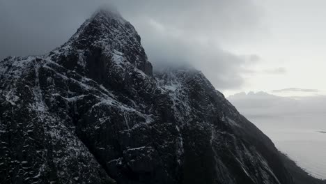 Vista-Aérea-Del-Hermoso-Paisaje-De-La-Montaña-Nevada-De-Noruega-Durante-El-Invierno