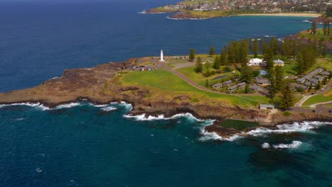 Vista-Panorámica-Del-Espiráculo-De-Kiama-Y-La-Luz-Del-Puerto-De-Kiama-En-Australia