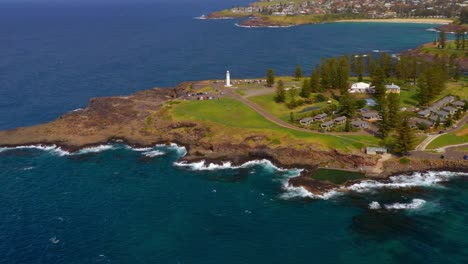 vista panorámica del espiráculo de kiama y la luz del puerto de kiama en australia
