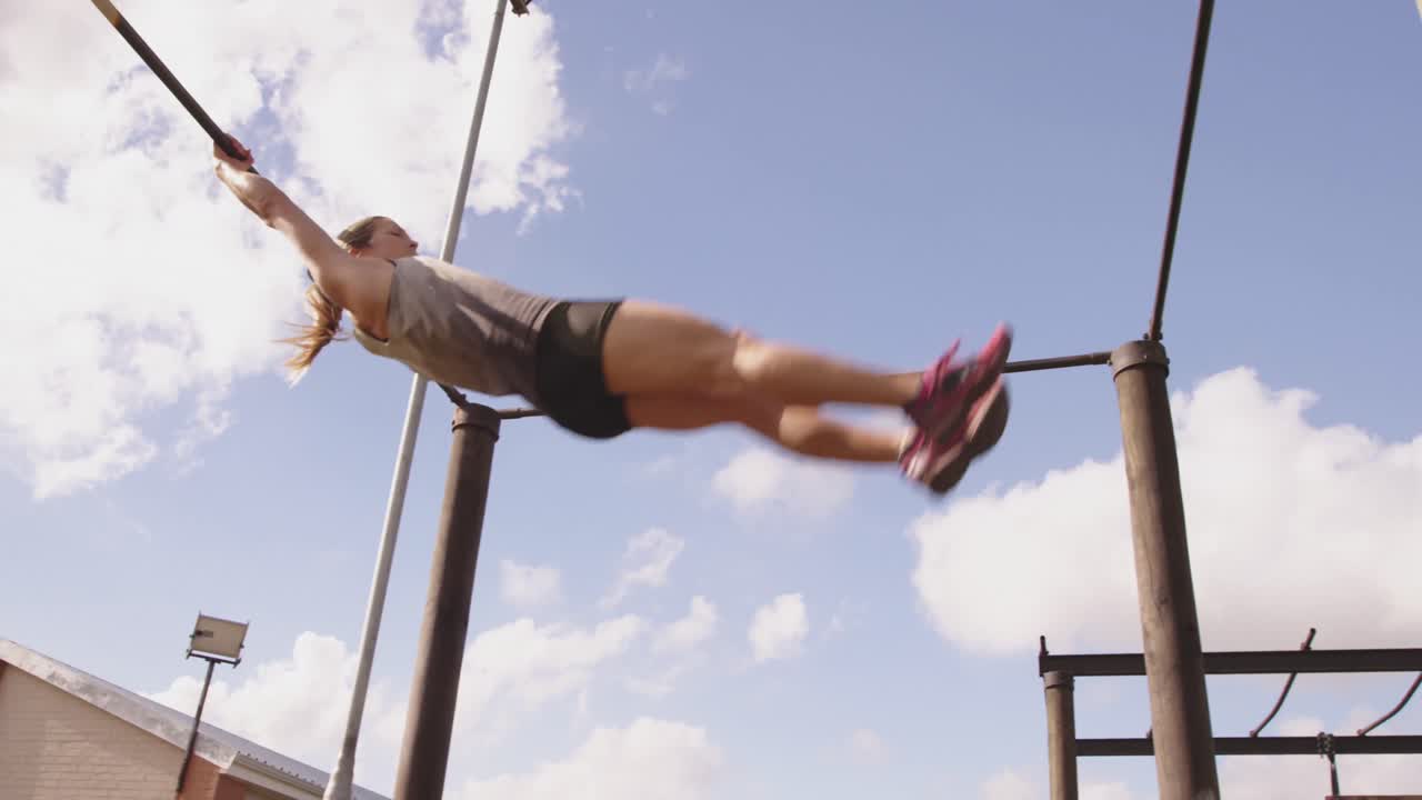 mujer joven entrenando en un campamento de gimnasia al aire libre