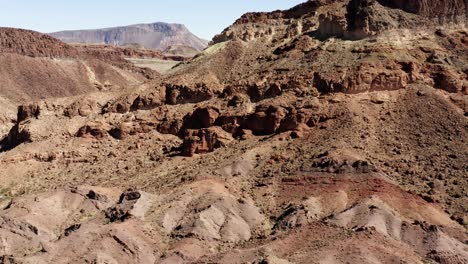 Aerial-view-towards-rocky-erosion-shapes-in-the-highlands-of-Kingman,-USA---approaching,-drone-shot