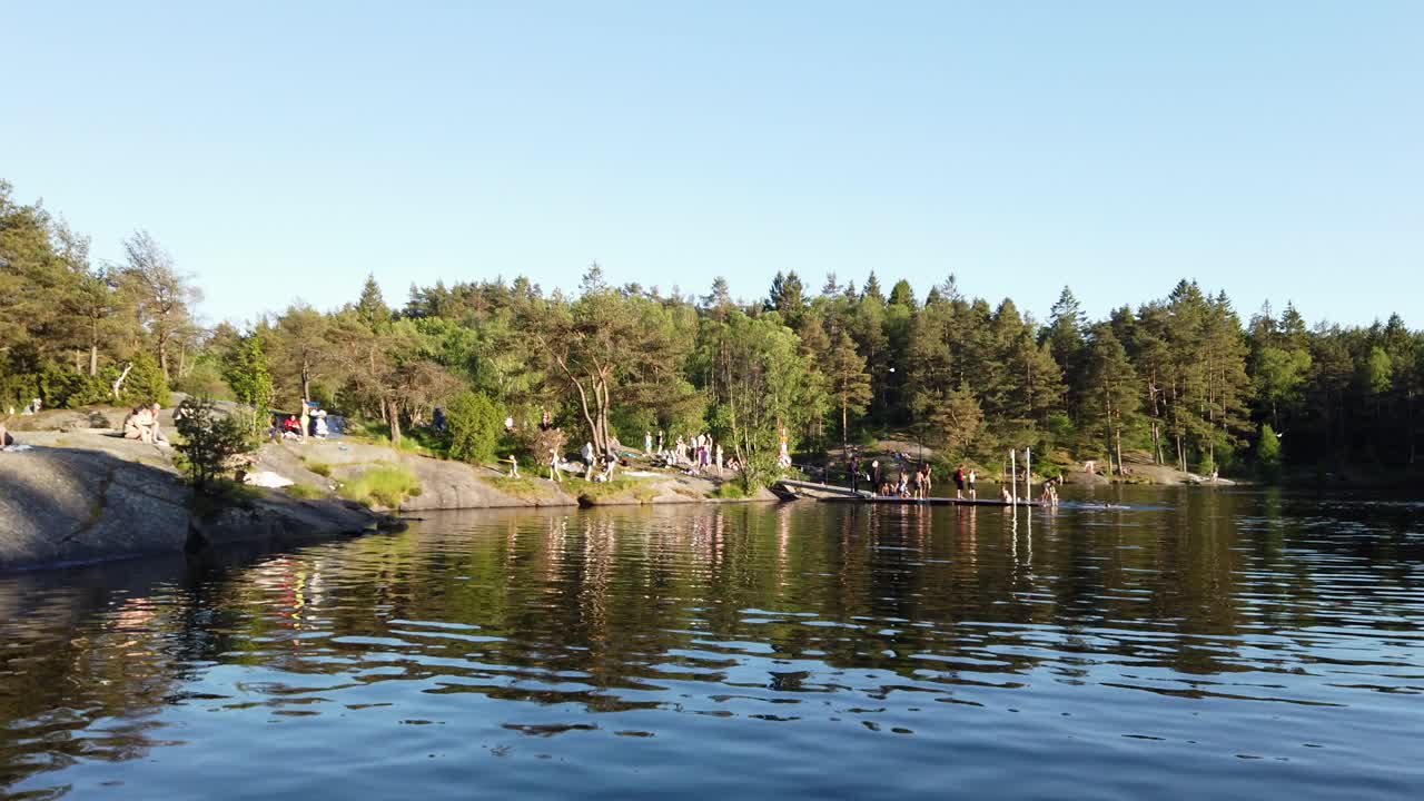 휴식을 취하는 사람들 - 여름 동안 강 옆에서 즐거운 시간을 보내고 패닝