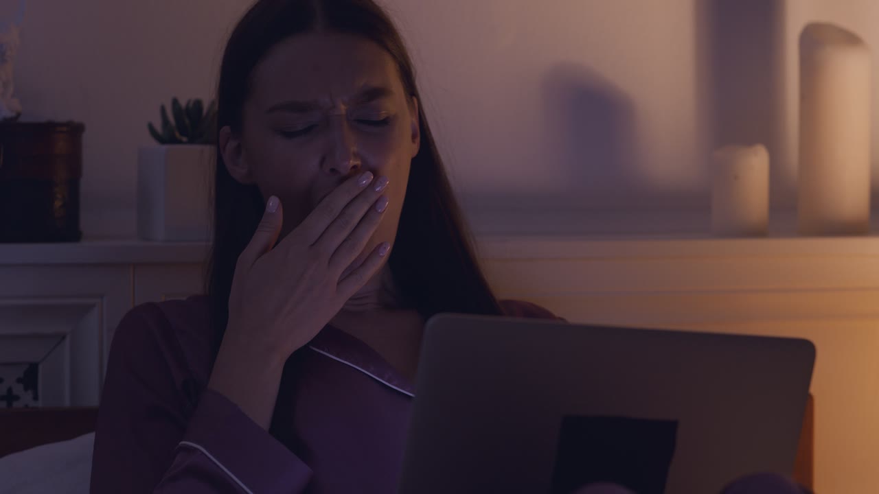 mujer relajándose en la cama por la noche