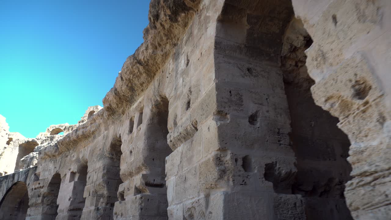 고대 로마의 유적, 니지의 엘제임에 위치한 고대 암피테아터, 성벽을 따라 지나가는 길, 역사적인 랜드마크