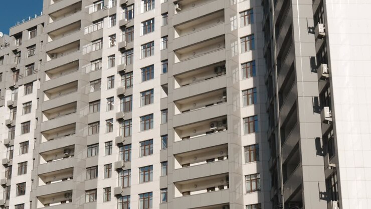Plano geral em ângulo baixo da arquitetura de edifícios de uma área residencial moderna