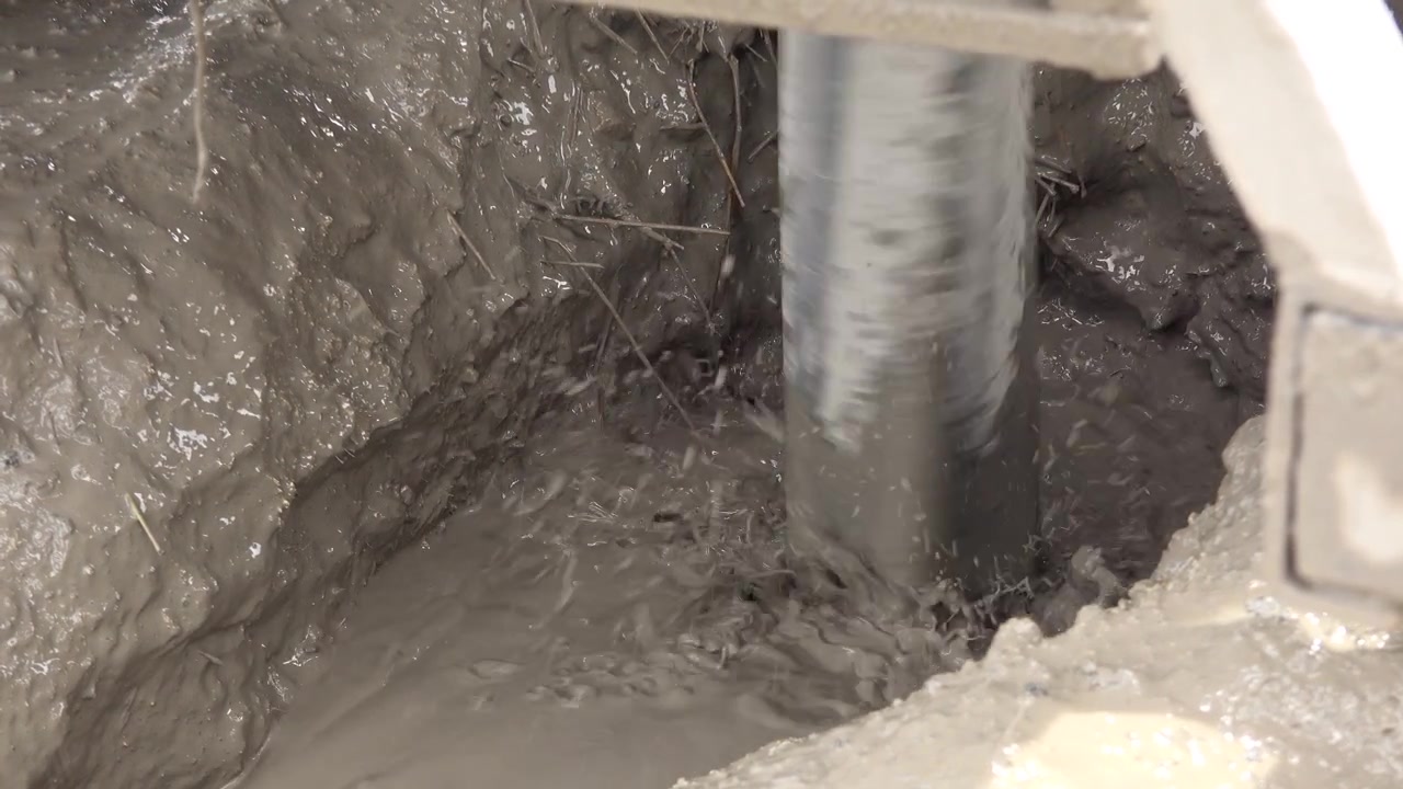 Trivella industriale che scava nel terreno fangoso