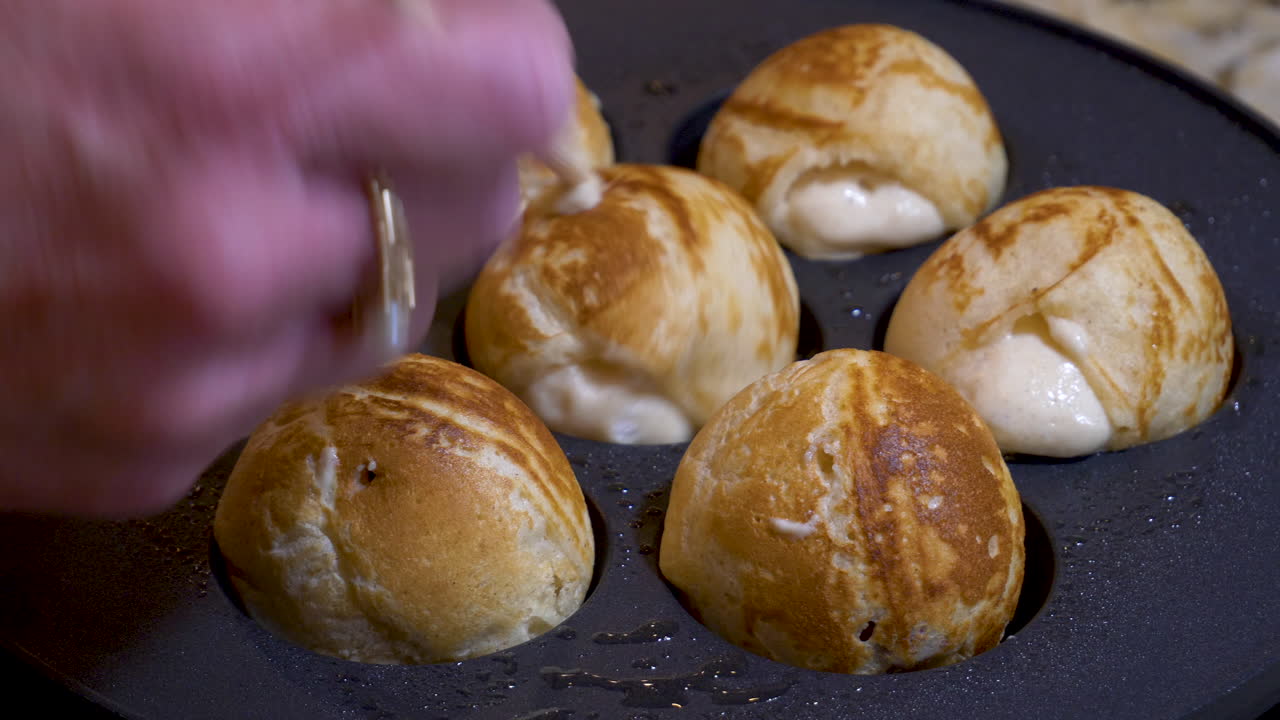 전기 더치 오븐에서 돌고 있는 황금빛 갈색 에벨스키버