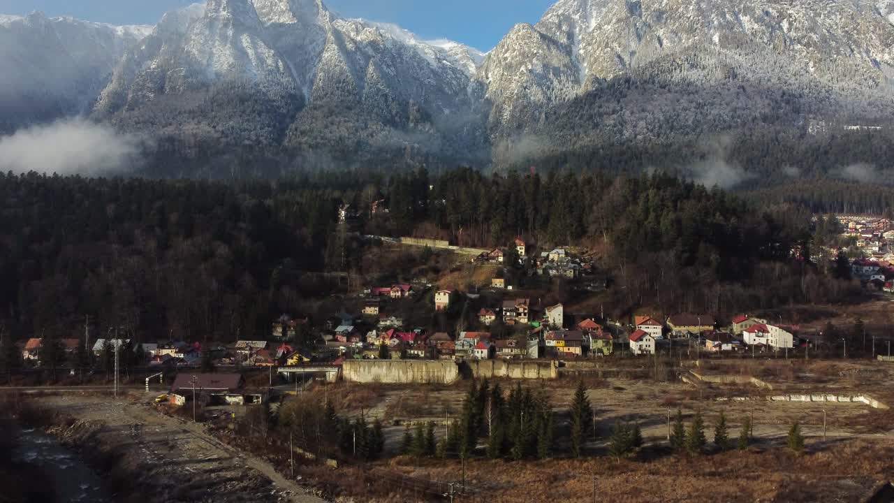 Veduta aerea di un paesino di montagna