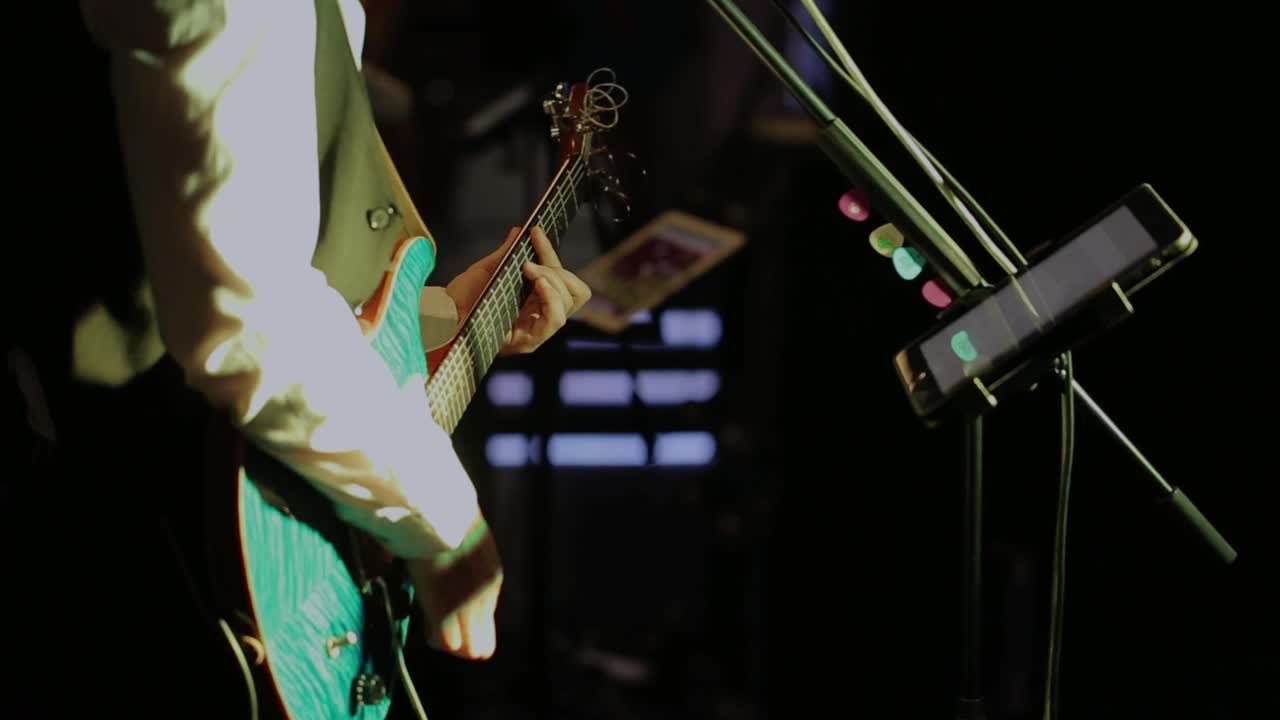 무대에서 연주하는 기타리스트