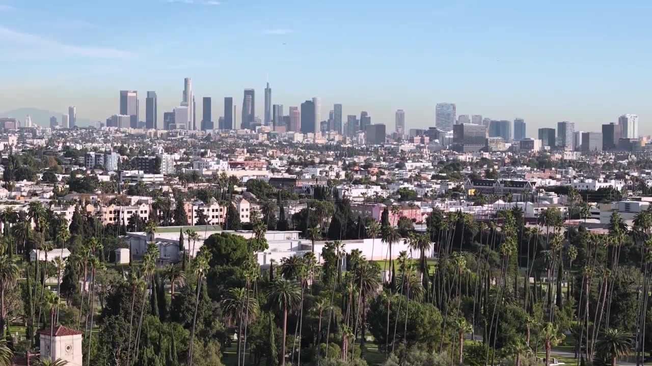 Vista da Hollywood sullo skyline del centro di Los Angeles all'orizzonte lontano. Guardando oltre Koreatown, Westlake, Silverlake verso i grattacieli del centro e gli edifici alti