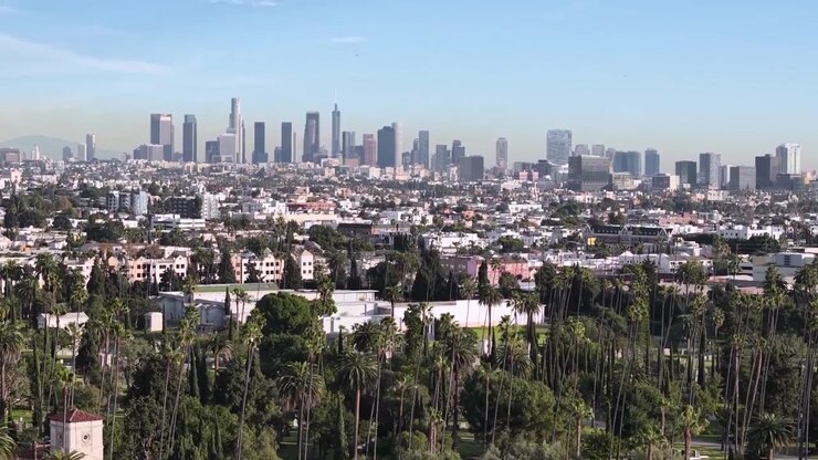 Vista da Hollywood sullo skyline del centro di Los Angeles all'orizzonte lontano. Guardando oltre Koreatown, Westlake, Silverlake verso i grattacieli del centro e gli edifici alti