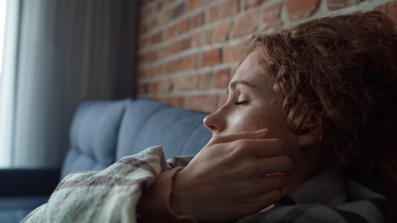 un primer plano de una joven caucásica pensativa.