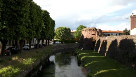 torre medieval de la muralla de la ciudad a lo largo del bastioni balestrieri en soncino, italia