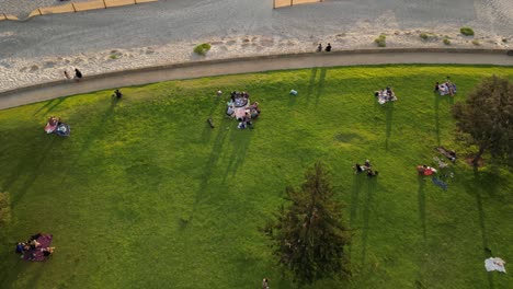 Menschen-Entspannen-Sich-Im-South-Beach-Park-In-Fremantle,-Westaustralien