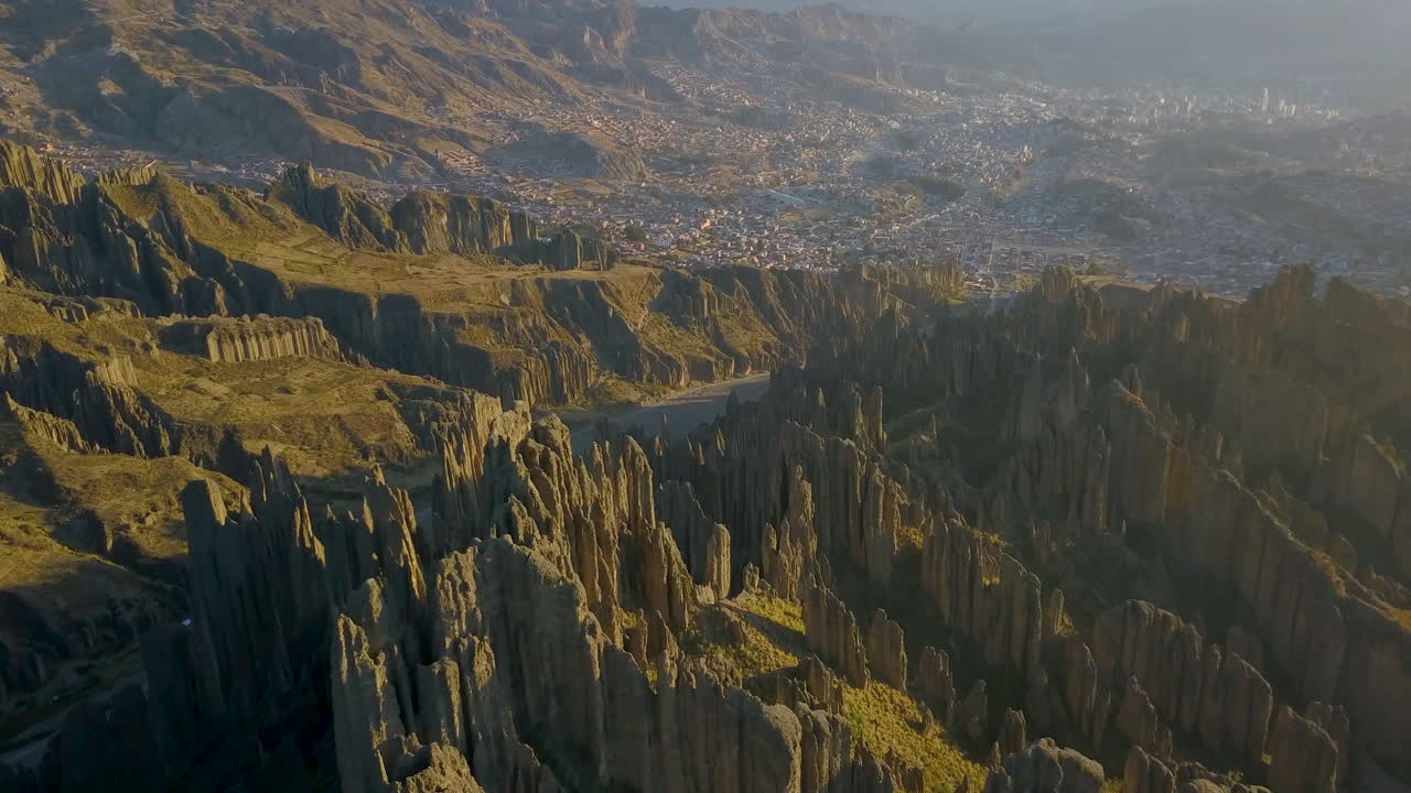 vista aérea volando sobre el valle de las almas con el paisaje urbano de la paz, bolivia más allá