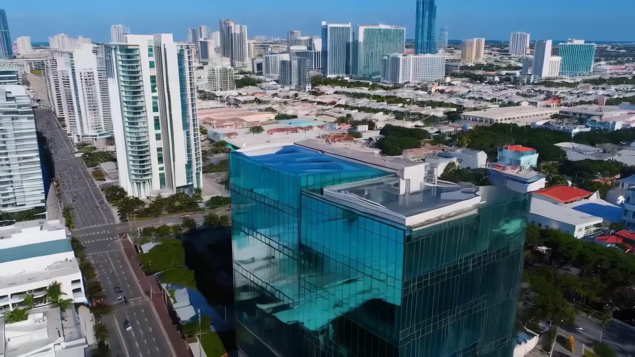 중간에 큰 유리 건물이 있는 도시 스카이라인