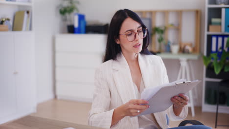 una mujer de negocios confiada revisa los documentos financieros