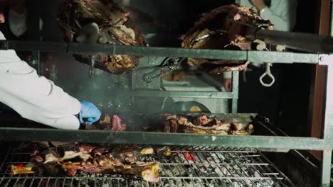 Chef-Con-Guantes-De-Plástico-Cocinando-Carne-A-La-Parrilla-En-La-Cocina-Profesional-Del-Restaurante