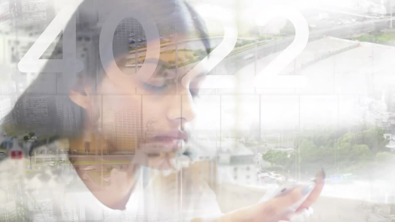 animación del paisaje urbano sobre una mujer de negocios biracial usando un teléfono inteligente