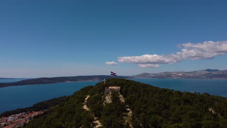 Tiro-De-Seguimiento-Lento-De-4k-Sobre-La-Colina-De-Marjan-En-Split,-Croacia