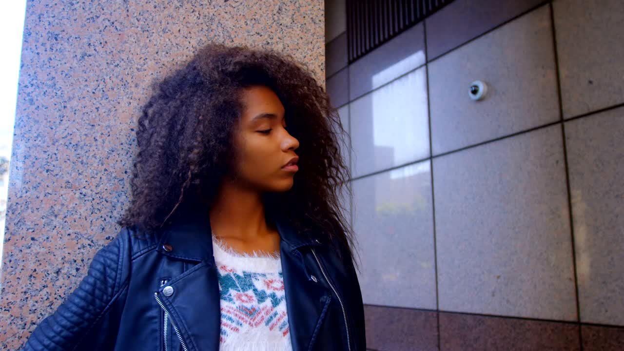 Modella in posa per un servizio fotografico in città 4k