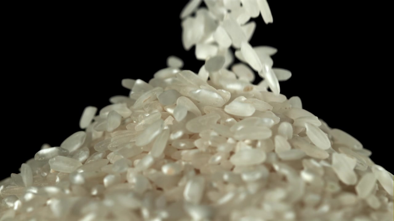 白米粒慢动作落下并堆积