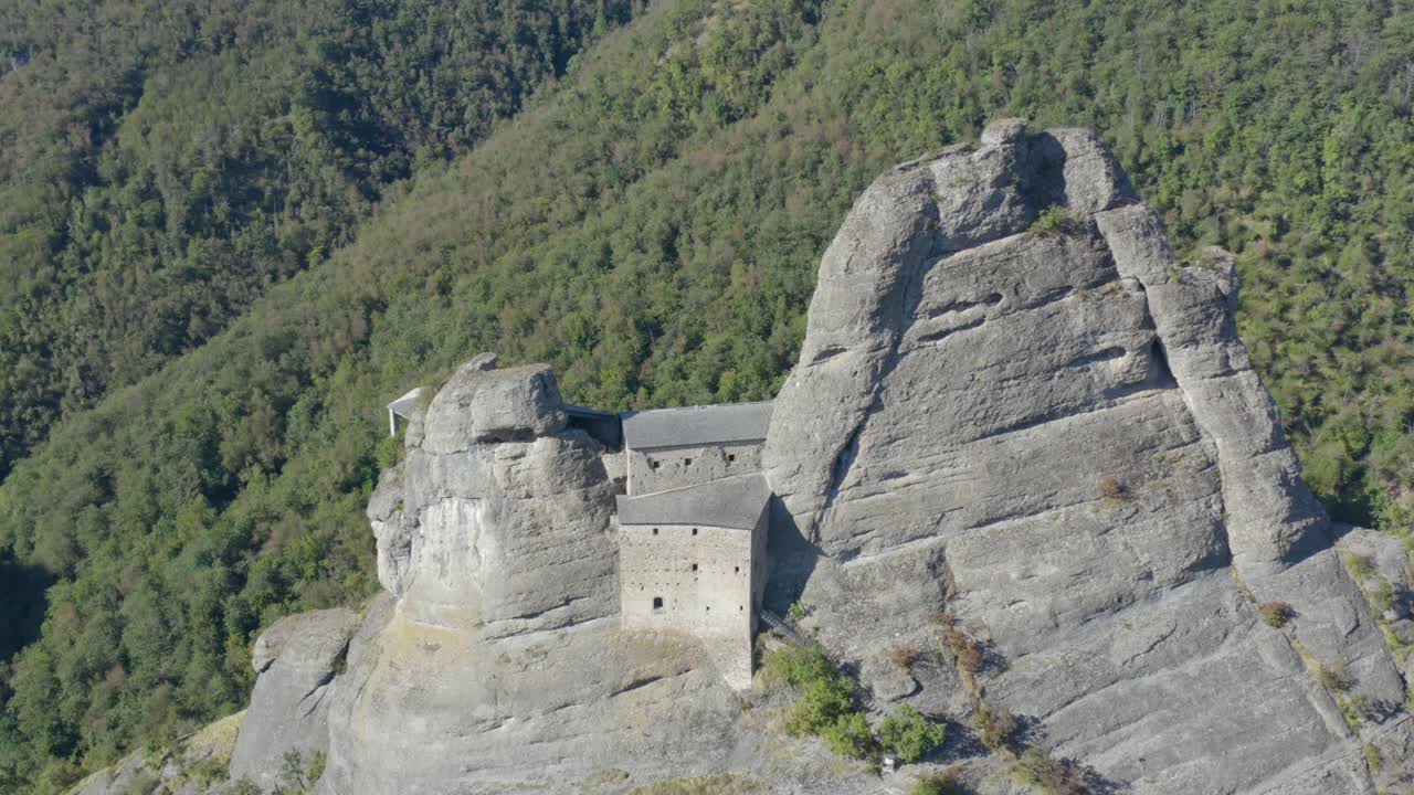 antiguo castillo en una montaña cerca de genova, liguria, italia