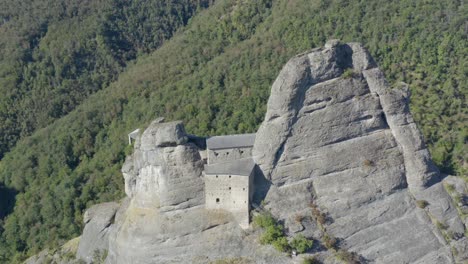 Alte-Burg-In-Einem-Berg-In-Der-Nähe-Von-Genua,-Ligurien,-Italien